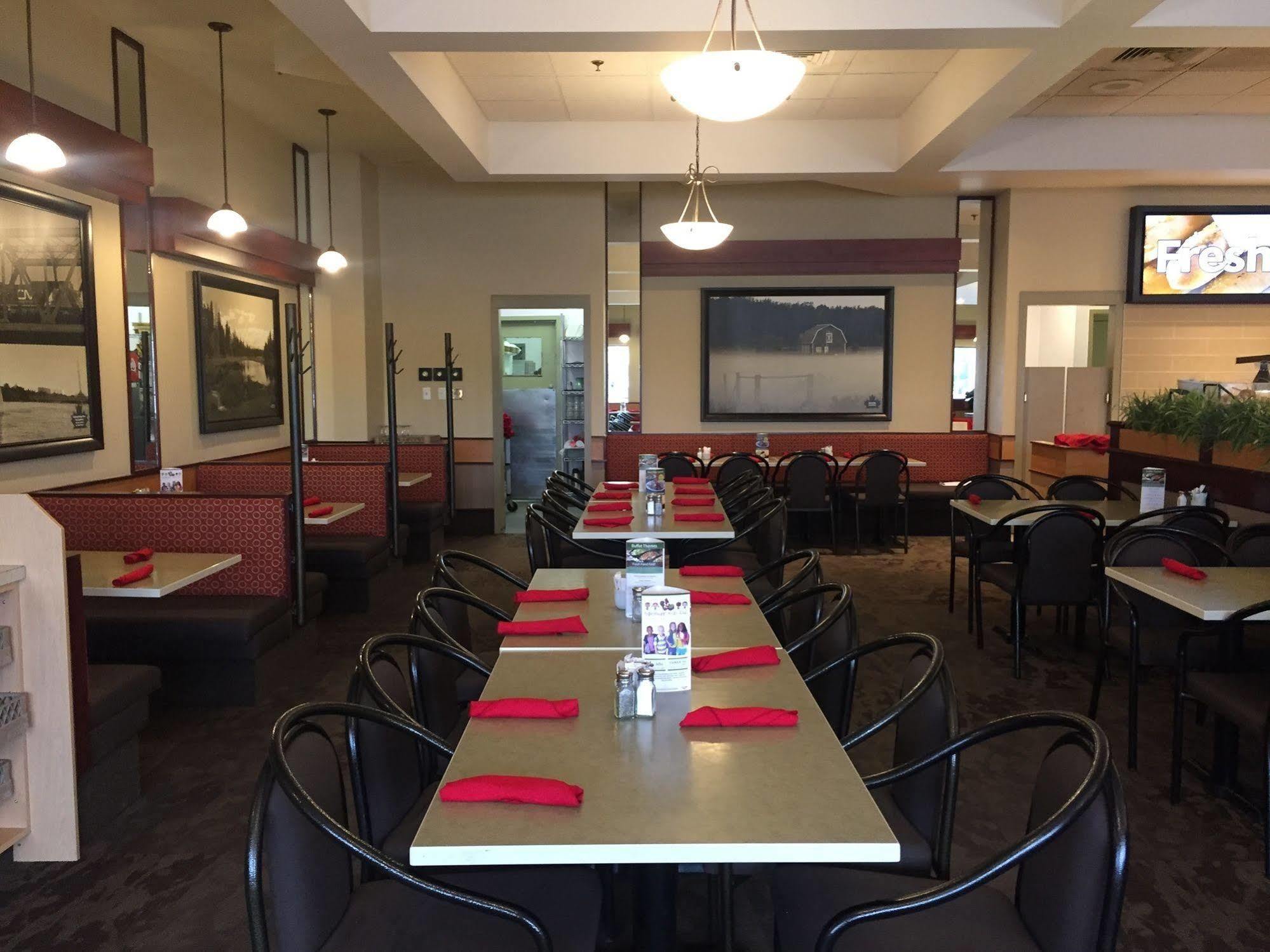 Canad Inns Destination Centre Transcona Уинипег Екстериор снимка